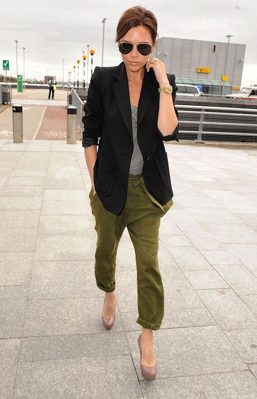Виктория Бекхэм в штанах и черном пиджаке в стиле милитари
